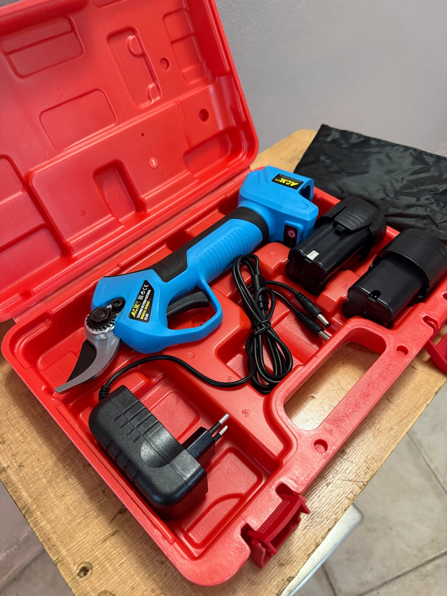 Tesoura de Poda Elétrica 16,8V c/2 baterias