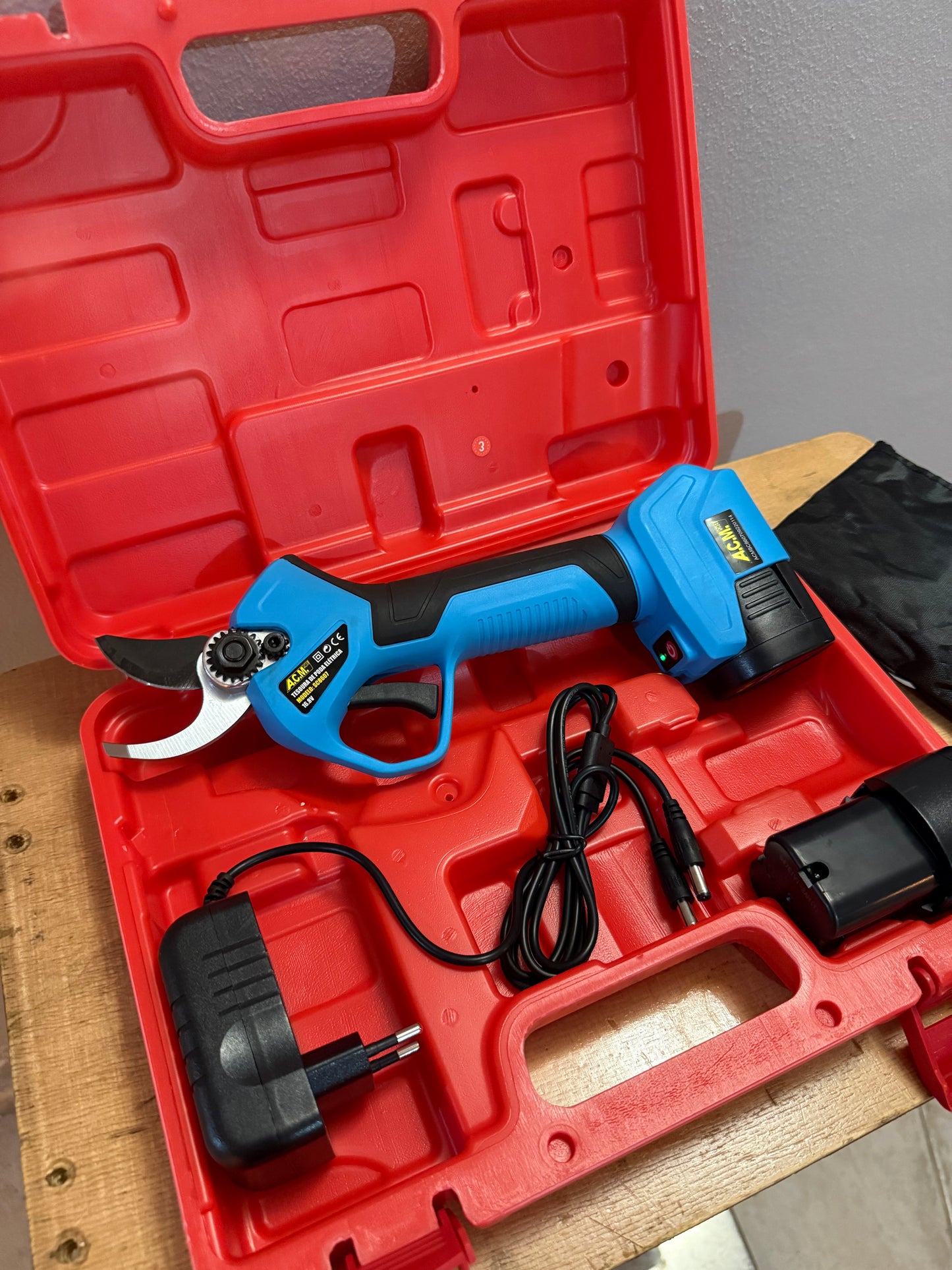 Tesoura de Poda Elétrica 16,8V c/2 baterias