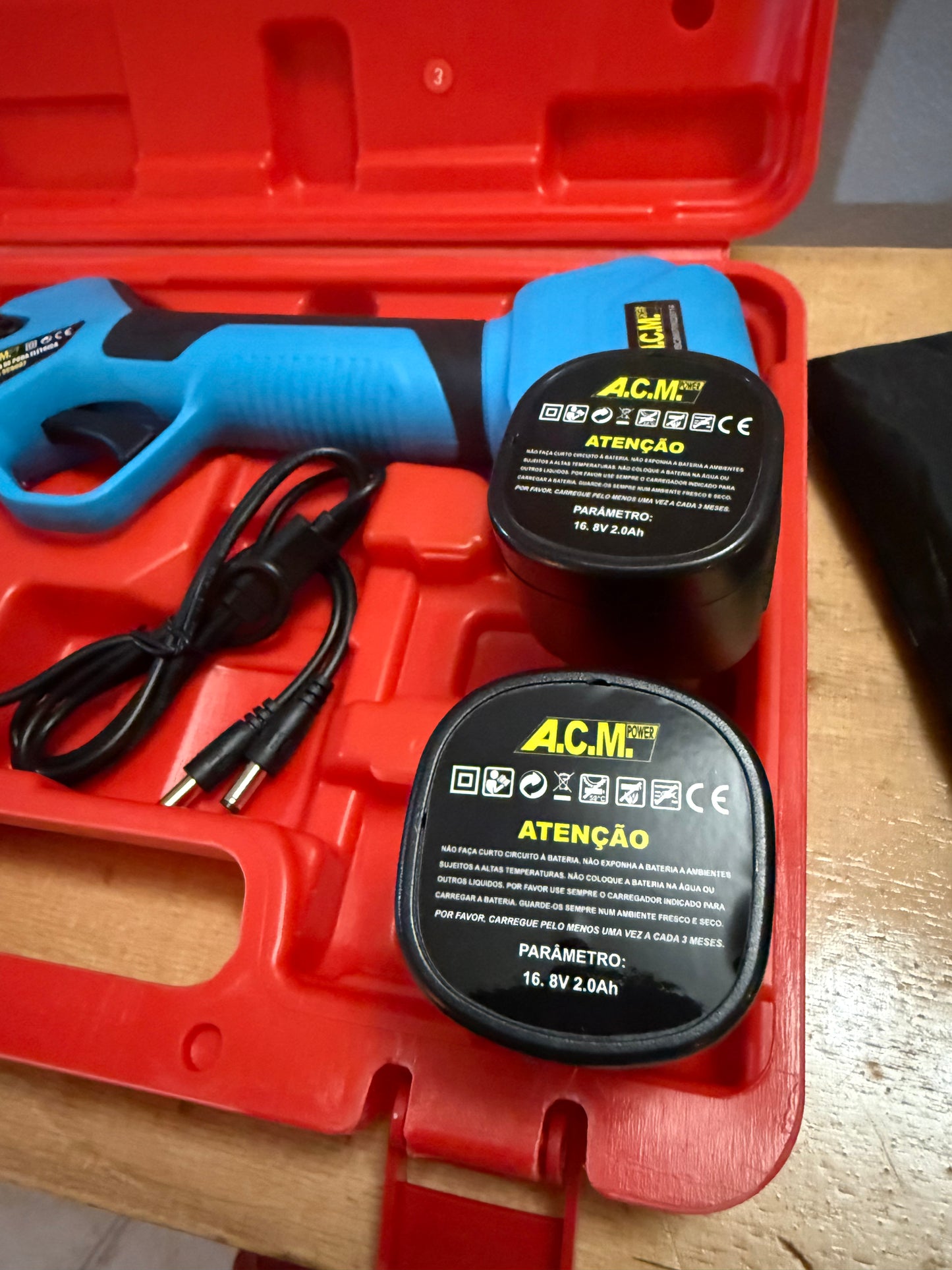 Tesoura de Poda Elétrica 16,8V c/2 baterias