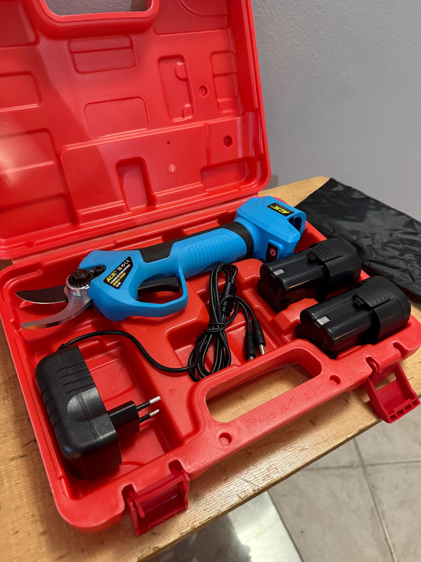 Tesoura de Poda Elétrica 16,8V c/2 baterias